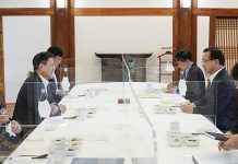 문 대통령 “공직자 일탈행위 무관용 원칙으로 일벌백계”