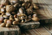 건강한 몸을 위한 다이어트와 운동의 상호 보완적인 효과 a pile of nuts sitting on top of a wooden cutting board