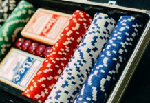 홀덤펍서 획득한 칩 ‘현금화’는 불법…카지노업 유사행위 처벌 closeup photography of poker chip set