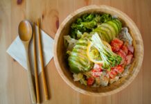 식단과 운동의 결합: 몸과 마음에 좋은 선택 vegetable salad on brown wooden bowl