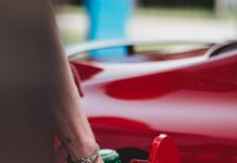 유류세 한시 인하 2개월 연장…인하율은 소폭 낮춰 person in red shirt wearing silver bracelet holding red and black metal tool