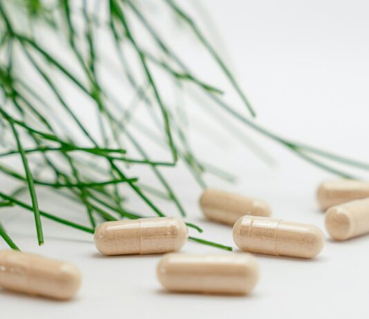 과민성 대장 증후군 관리 방법 a group of white pills