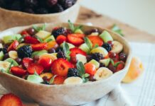 여름철 건강한 체중 유지 식단 계획 a plate of food
