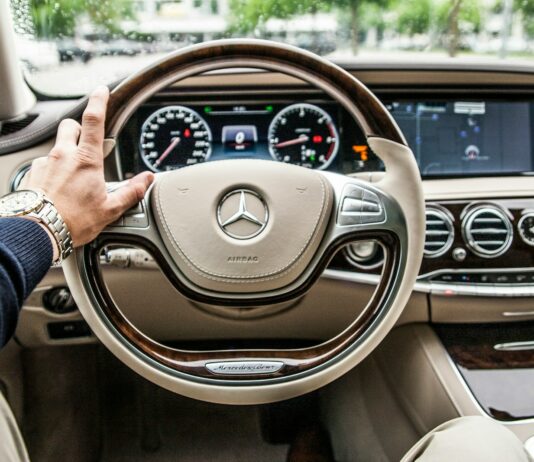 두자녀 가정도 자동차 살 때 취득세 절반만 낸다 person sitting in Mercedes-Benz driver seat