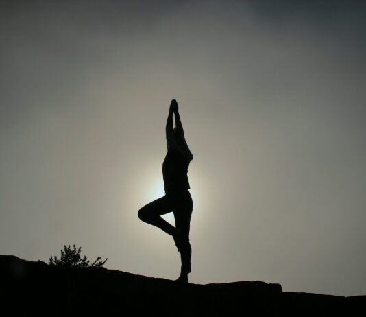 여름철 스트레스 해소를 위한 요가 동작 person doing yoga exercises