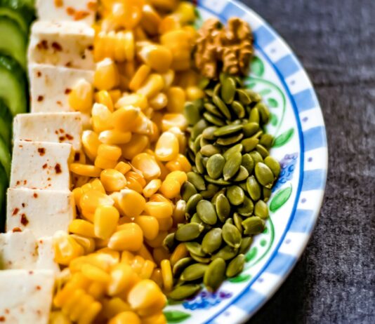 운동과 식사: 체력 향상을 위한 균형 잡힌 접근법 yellow corn on white and blue ceramic plate