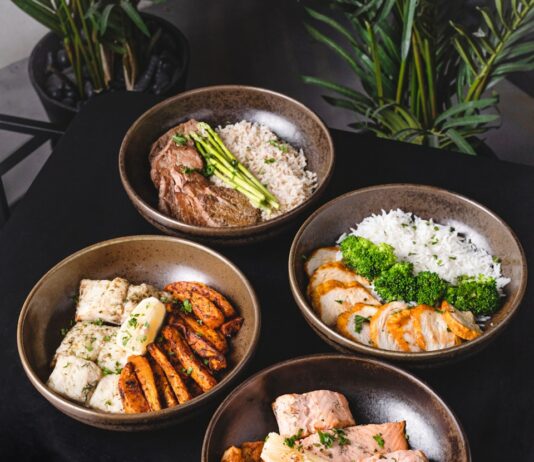 심장 건강을 위한 운동과 식사: 최적의 조화법 cooked food on black ceramic bowls