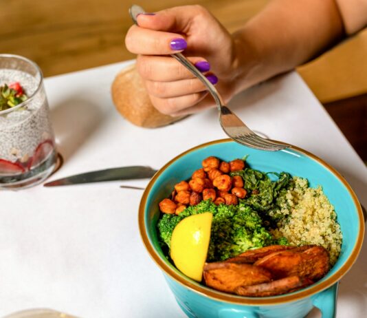 비만을 예방하는 자연식 식단의 과학적 근거 person holding spoon with food in blue ceramic bowl
