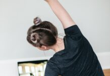 건강한 몸을 위한 운동 전 준비운동 필수 체크리스트 woman in black t-shirt and black pants lying on black yoga mat