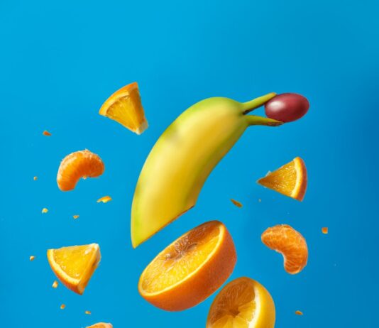 비타민과 미네랄: 건강을 위한 필수 영양소 sliced lemon fruit on blue surface