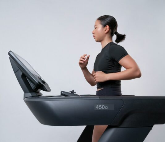 겨울철 건강을 지키는 실내 운동 방법 a woman is running on a treadmill