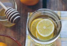 겨울철 감기 예방에 좋은 차와 음료 clear glass container with lemon slices