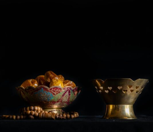 간헐적 단식: 효과적인 체중 감량과 건강 증진 방법 blue and gold ceramic bowl