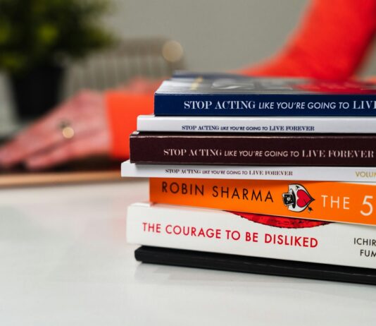 자기계발을 위한 피드백 활용법 stack of books on white table