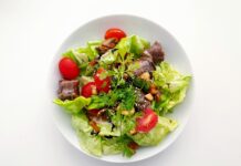 체내 염증을 조절하는 방법 vegetable salad on white ceramic plate