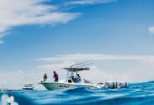 건강한 취미가 삶의 질을 바꾸는 습관 white and blue boat on sea during daytime