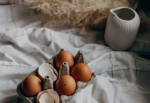 근육 성장에 필요한 근력 훈련과 영양 brown eggs on white ceramic plate