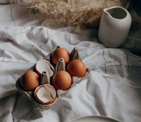 근육 성장에 필요한 근력 훈련과 영양 brown eggs on white ceramic plate