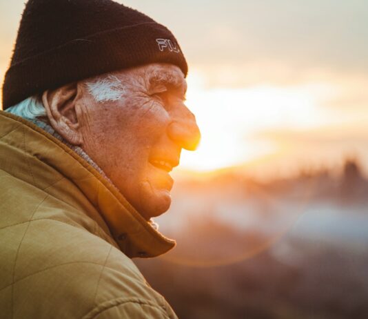 젊음을 유지하는 노화와 면역력의 상관관계 man wearing brown jacket and knit cap