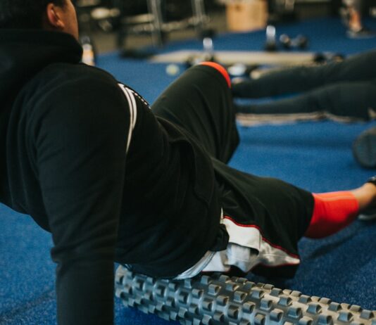 운동 중 신체 건강 증진과 부상을 예방 person in black pants and white shirt