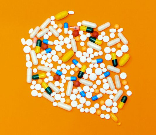 운동 후 근육통, 피할 수 없는 숙명인가? white and orange medication pill