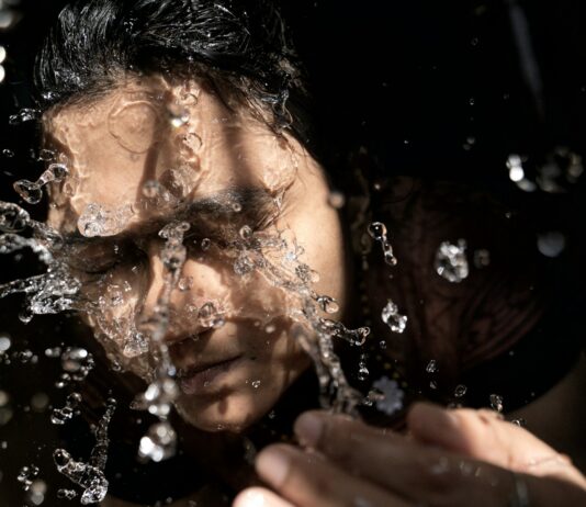 “세안만 바꿨는데 피부결이 달라졌어요”…피부는 화장품보다 ‘물의 시간’에 반응합니다 woman in black shirt with water droplets