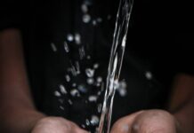 “수분은 물로만 채우면 부족합니다”… 여름철 ‘진짜 수분 채우는 법’ pouring water on person's hands