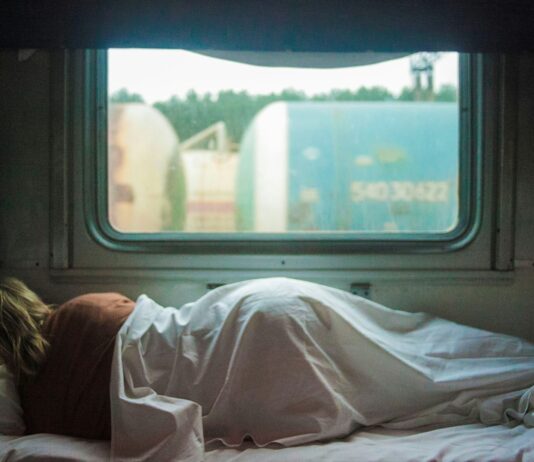 수면의 질을 높이는 6가지 실천법 woman sleeping on trailer