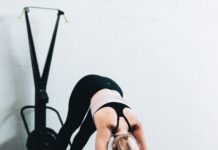 스트레스, 적극적으로 관리해야 건강도 지킨다 woman in black sports bra and blue denim jeans doing yoga