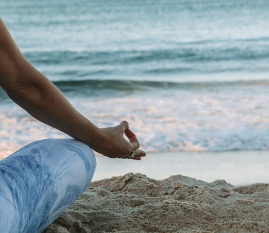 정신건강, 몸만큼 중요한 마음의 건강 챙기기 person in blue shorts sitting on beach shore during daytime