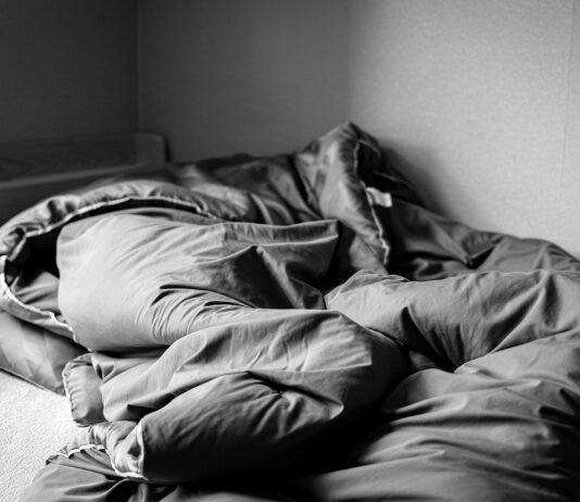 지속되는 피로, 만성피로증후군일 수 있다…원인과 해소법은? a black and white photo of an unmade bed