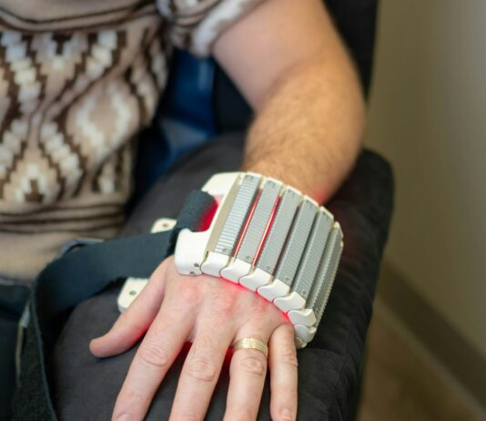 대체요법, 현대인의 건강관리 새로운 선택지 되다 Man's arm with medical device attached