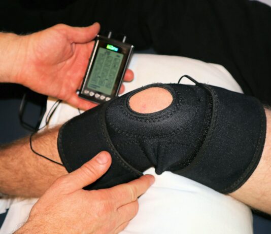 대체요법, 현대 의학의 새로운 동반자로 부상하다 person holding black knit cap