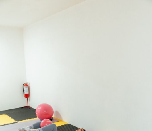 필라테스, 몸과 마음을 건강하게 다지는 현대인의 운동법 a group of people doing yoga in a room