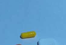 국내 신약 등재율 2.1%… 건강보험 지원 체계 취약성 드러나 A group of three pills sitting next to each other