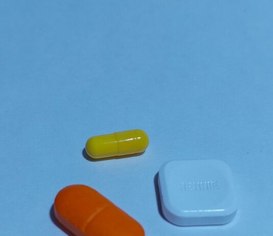 국내 신약 등재율 2.1%… 건강보험 지원 체계 취약성 드러나 A group of three pills sitting next to each other