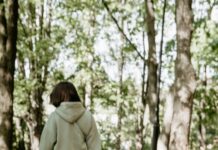 집에서도 실천하는 ‘걷기’, 일상 건강 챙기는 최신 트렌드로 woman in green coat walking on pathway during daytime