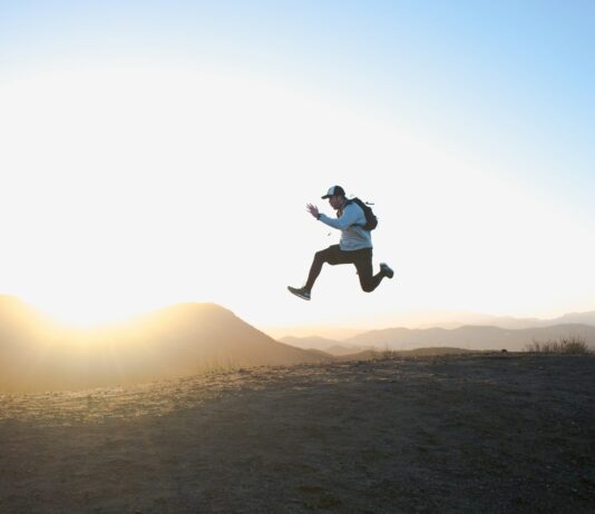 대체요법, 현대인 건강관리의 새로운 선택지로 부상 man wearing white long-sleeved shirt on air photo