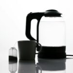 “생리통, 그냥 참는 거 아니었어요”… ‘호르몬 위생’ 실천하는 Z세대 여성들 a black and white photo of a kettle and a cup