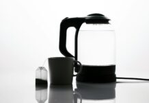 “생리통, 그냥 참는 거 아니었어요”… ‘호르몬 위생’ 실천하는 Z세대 여성들 a black and white photo of a kettle and a cup