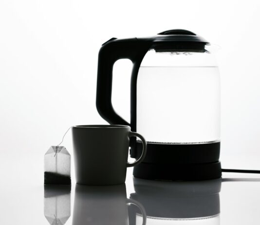 “생리통, 그냥 참는 거 아니었어요”… ‘호르몬 위생’ 실천하는 Z세대 여성들 a black and white photo of a kettle and a cup