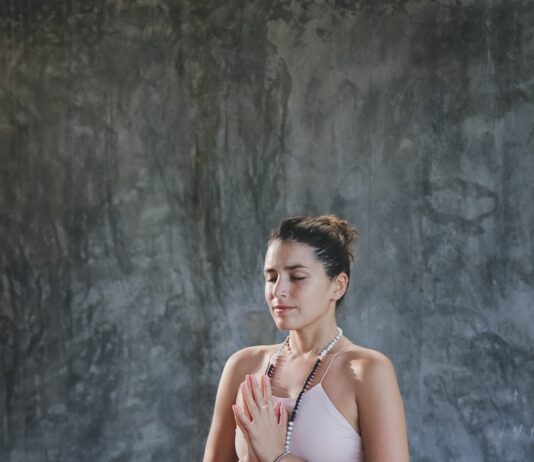 “요즘 뜨는 ‘마음챙김 운동’: 일상 속에서 실천하는 똑똑한 건강관리 비법” woman in white bikini sitting on red chair