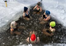 “냉찜질이 아니라 냉 플런지(Cold Plunge)로 스트레스를 날려요” A group of people sitting around a pool of water