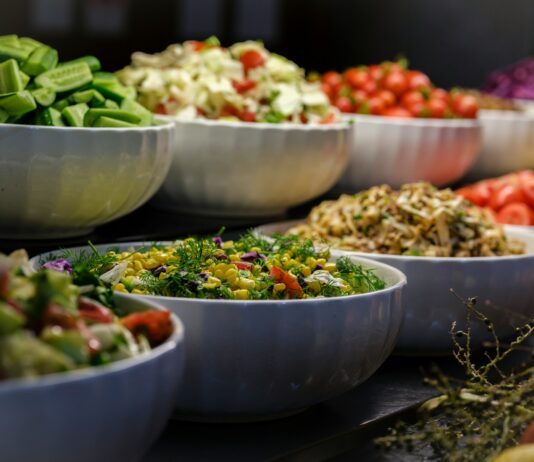 스트레스 상황에서 식욕이 요동치는 생리적 메커니즘 a group of bowls full of food