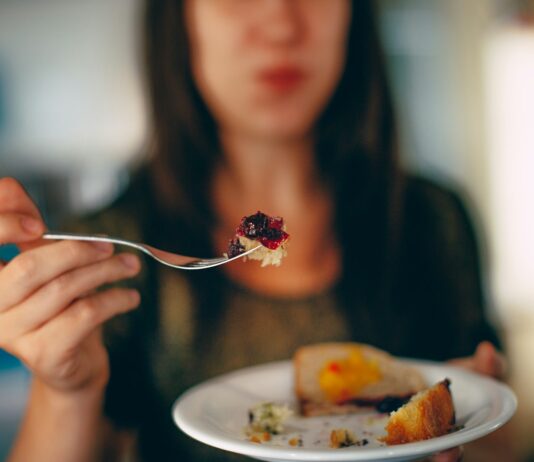 여성 건강관리, 작은 실천에서 시작되는 웰빙 트렌드 woman holding plate of cake