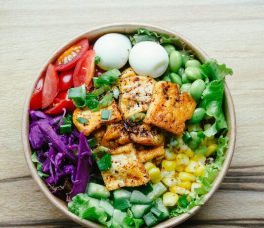 “근육, 건강의 숨은 조력자…일상에서 실천하는 근육 관리법” bowl of vegetable salad