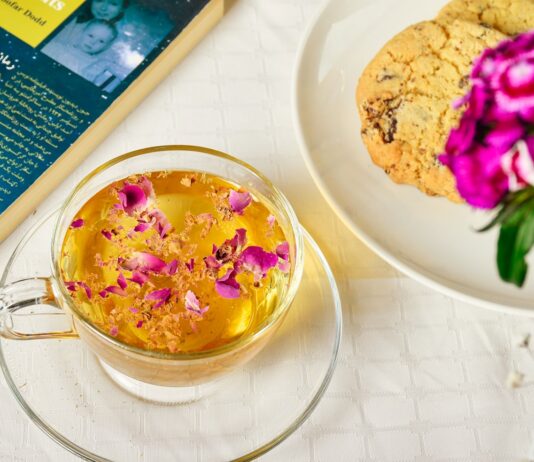 바쁜 일상 속 ‘대체요법’ 열풍… 집에서 쉽게 따라하는 건강 루틴 a bowl of food next to a flower