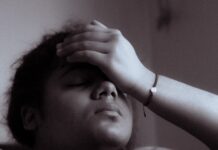 감정 피로와 신체 피로의 경계: 만성피로가 되지 않기 위한 생활리듬 a black and white photo of a woman sitting on a couch