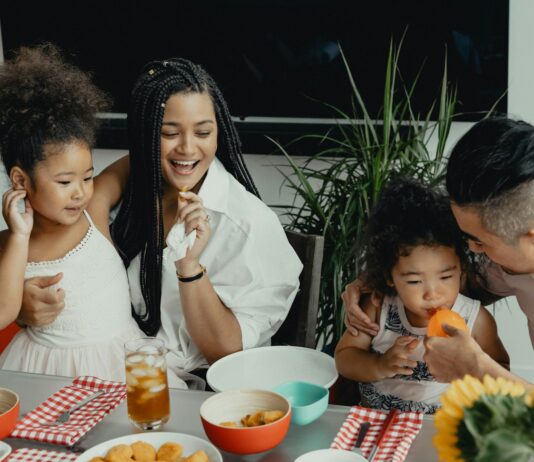 ‘마음챙김 식사’, 우리집 식탁에 새바람…작은 습관이 건강 바꾼다 woman in white sleeveless dress sitting beside woman in white sleeveless dress