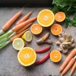 “마음챙김 식사, 바쁜 일상 속 건강 찾는 새로운 습관” sliced orange fruit beside green and orange vegetable